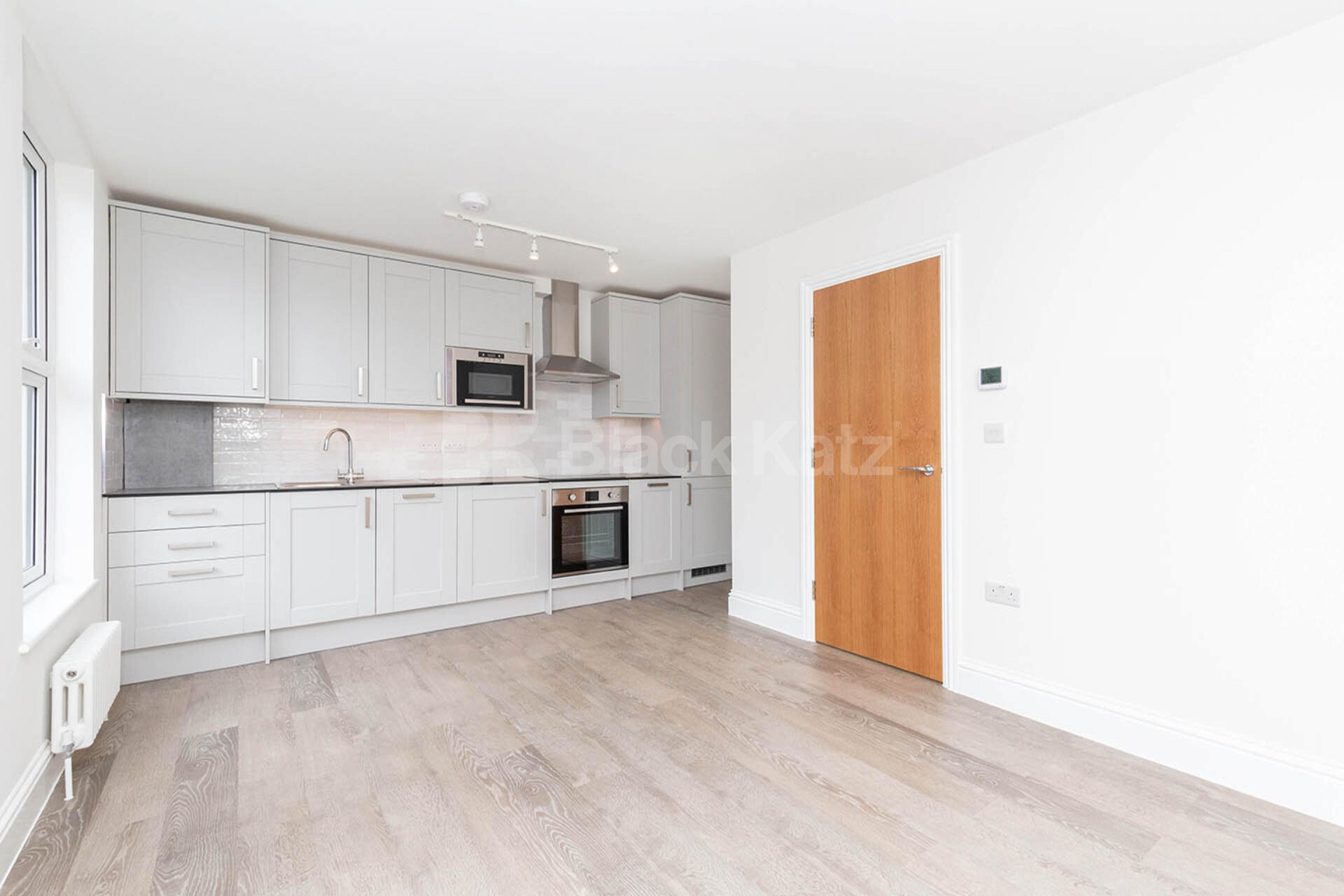 Smart and modern 1 bedroom property close to Victoria line station zone 2 Moray Road, Finsbury Park N4
